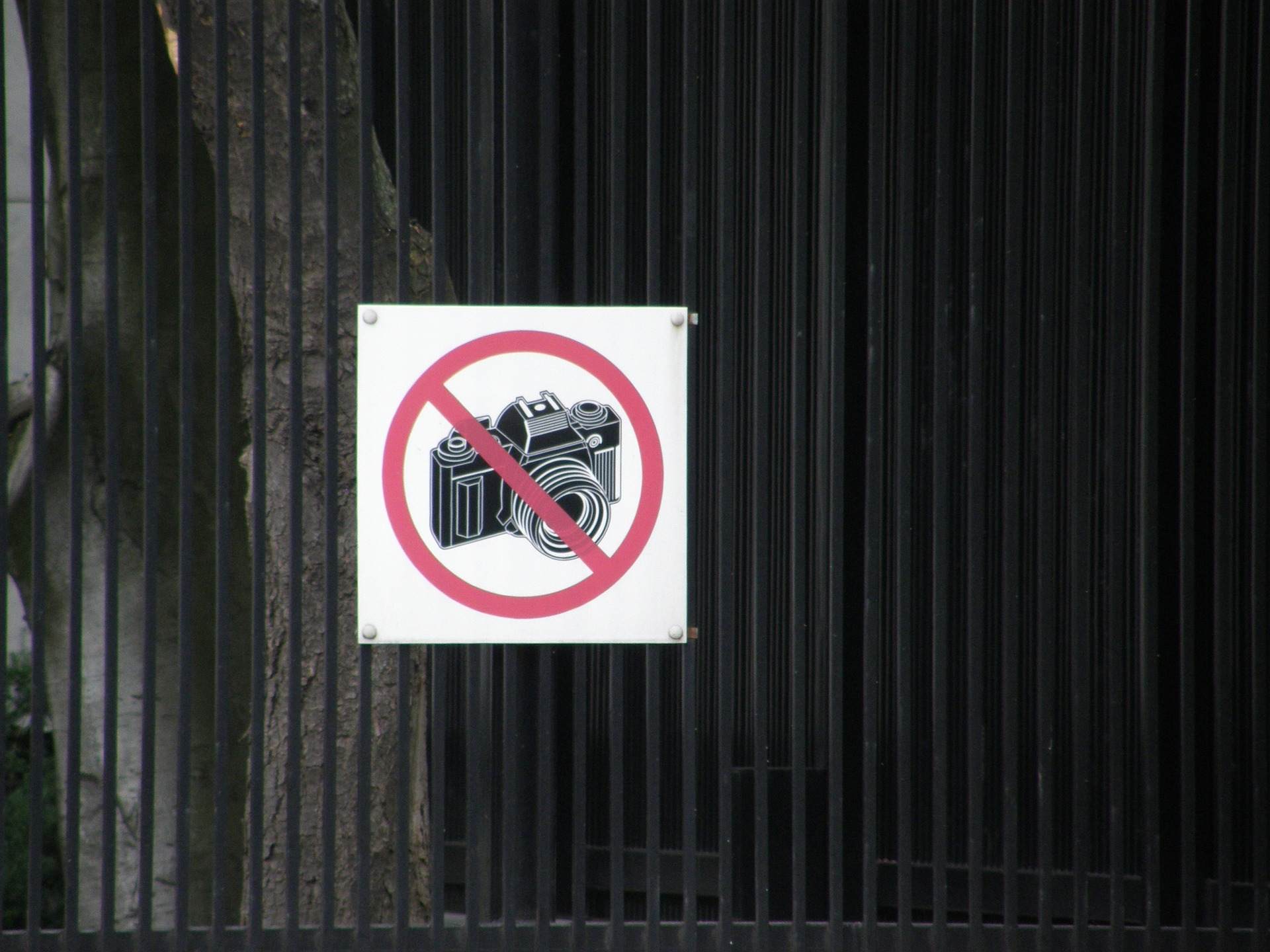 Ein Fotografieren verboten Schild hängt an der Wand